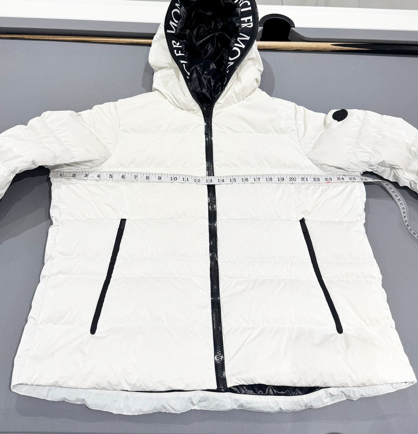 Moncler Tharon White Down Jacket – Size 5 (Fits UK 14-16)