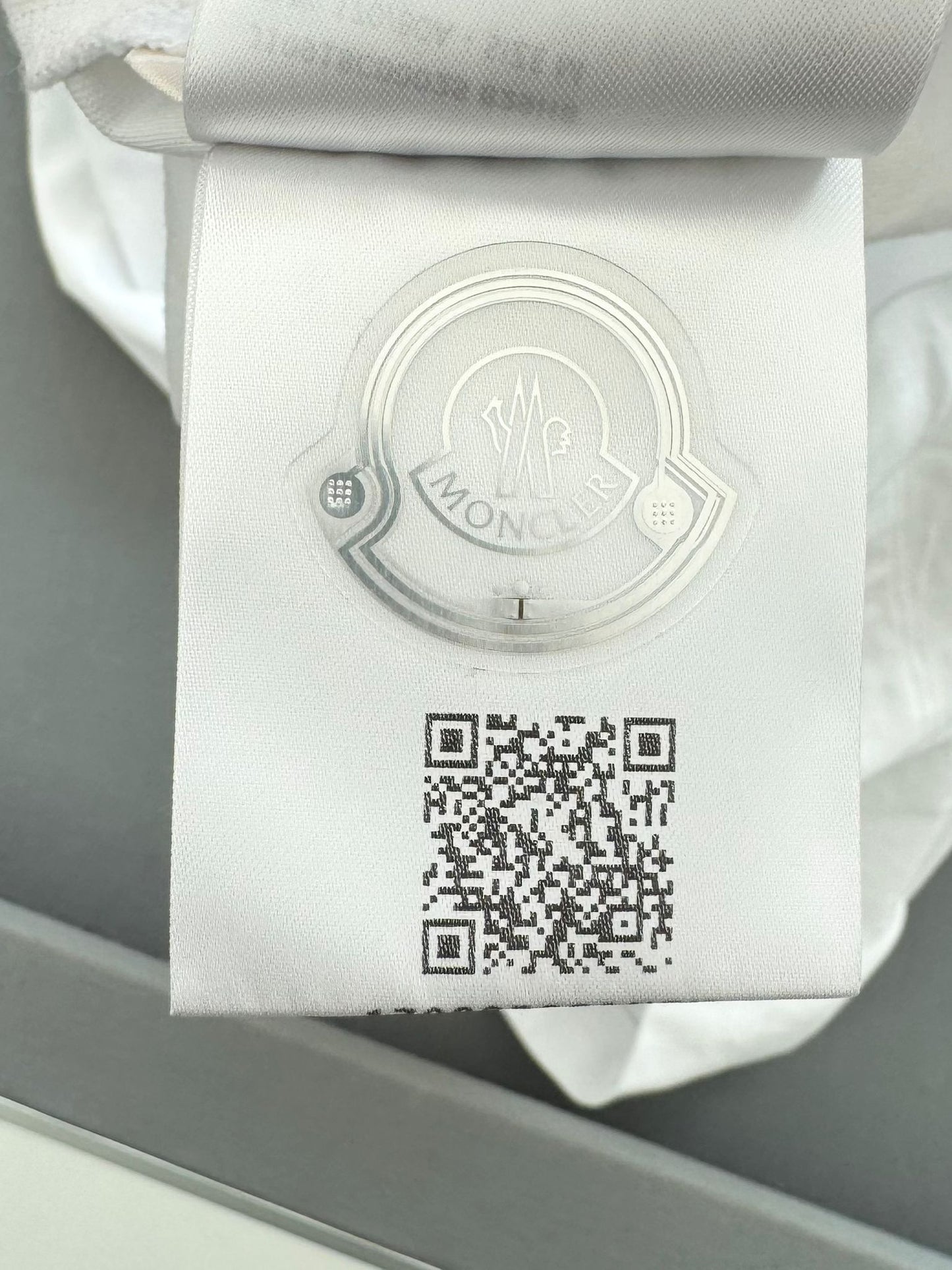 Moncler White Logo Patch Cotton T-Shirt - Medium - 21.5” PTP