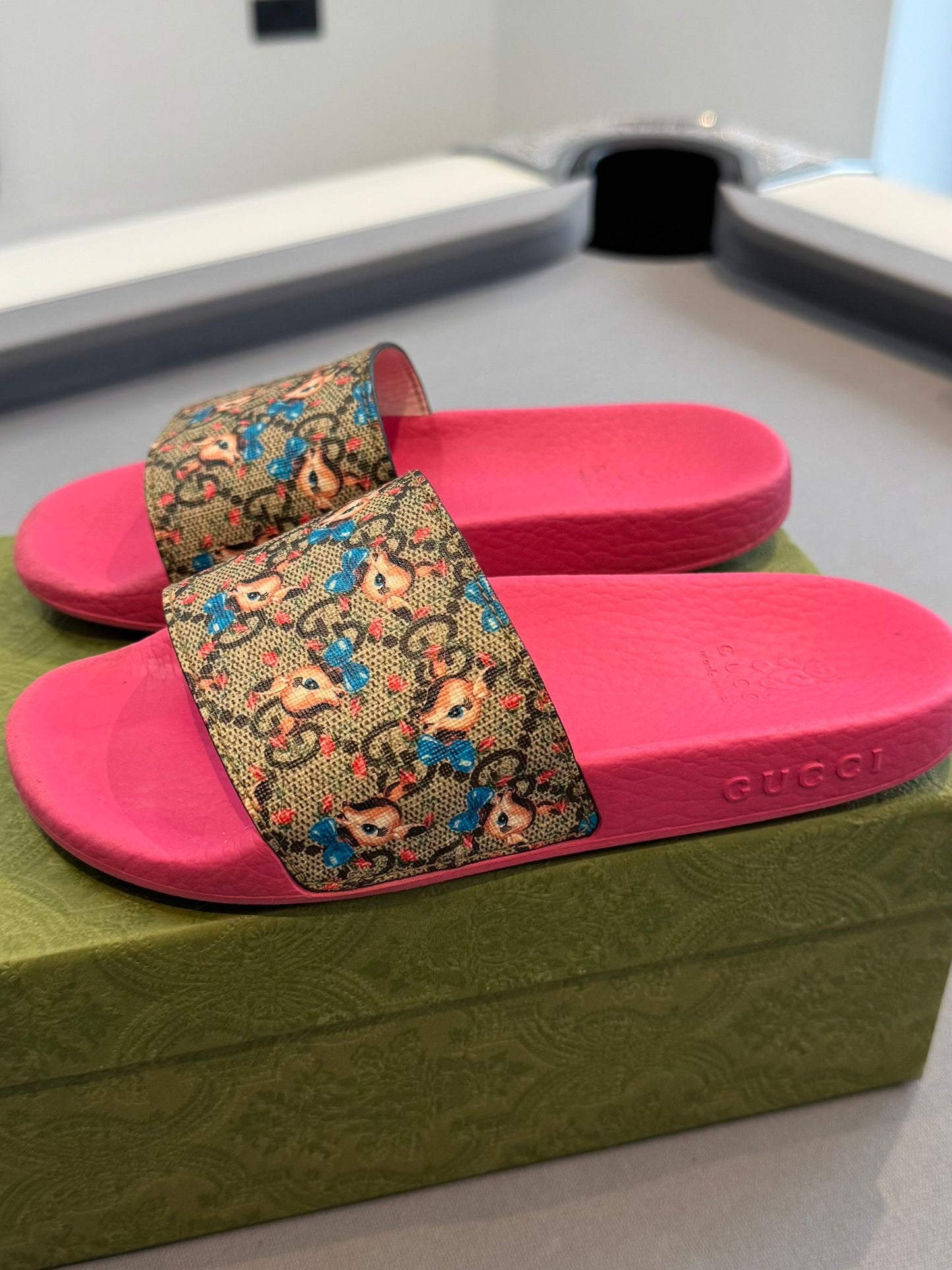 Gucci GG Supreme Bambi Print Slide Sandals – Pink (Size: UK12 EU31 )