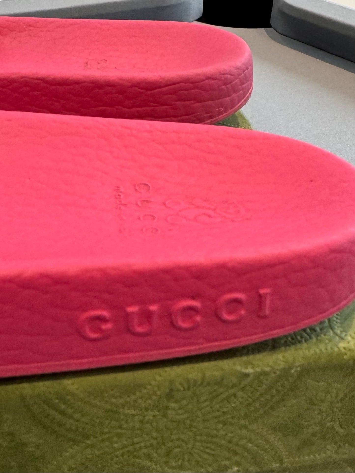 Gucci GG Supreme Bambi Print Slide Sandals – Pink (Size: UK12 EU31 )