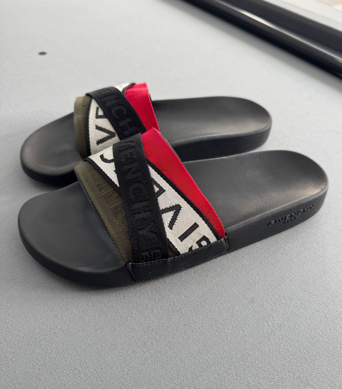 Givenchy Men’s Sliders - UK 8 - EU 42