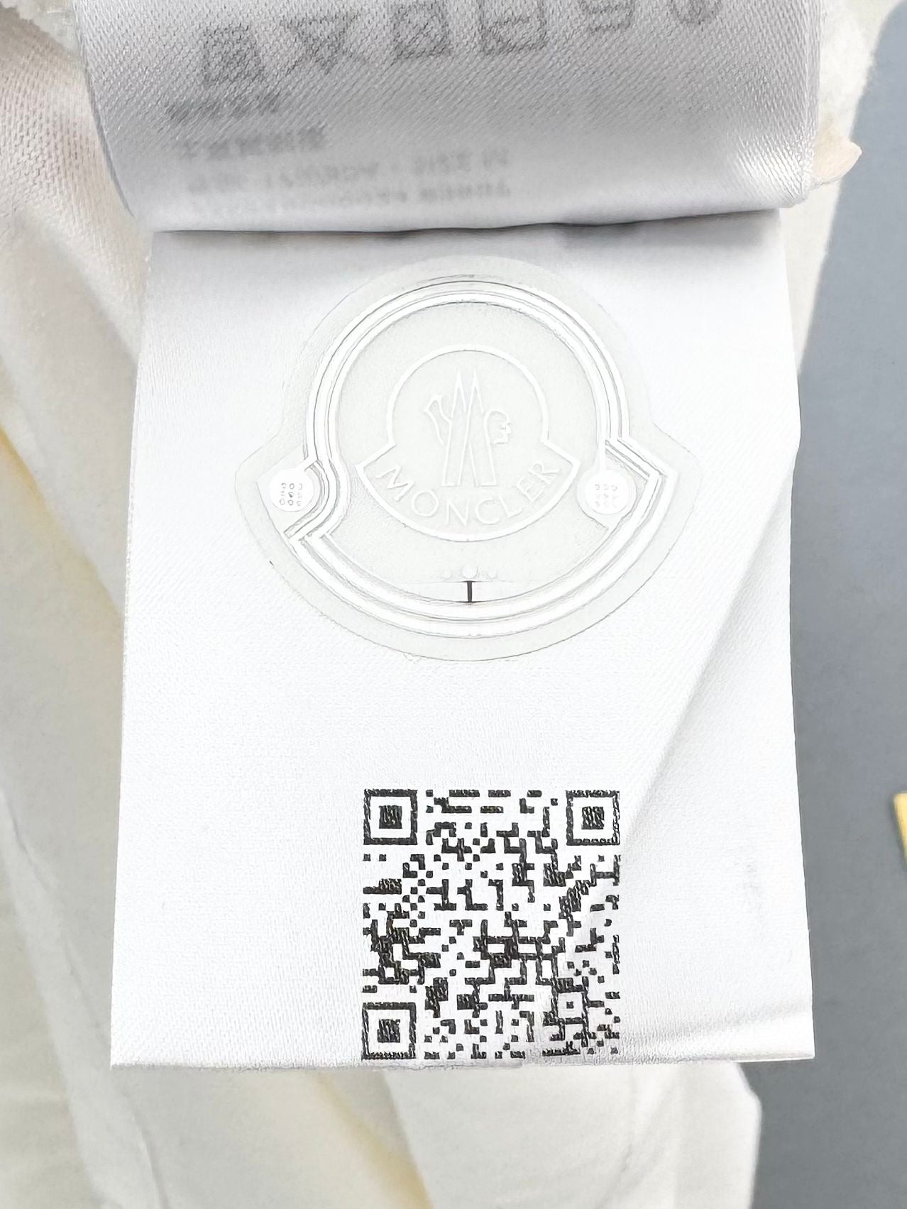 Moncler White Logo Tape Relaxed Fit Cotton T-Shirt - Medium (21” PTP)